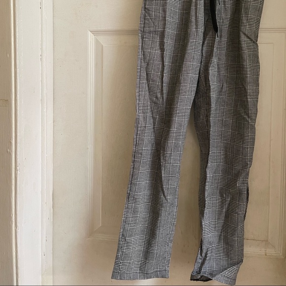 She In Pants - Picture 2 of 2